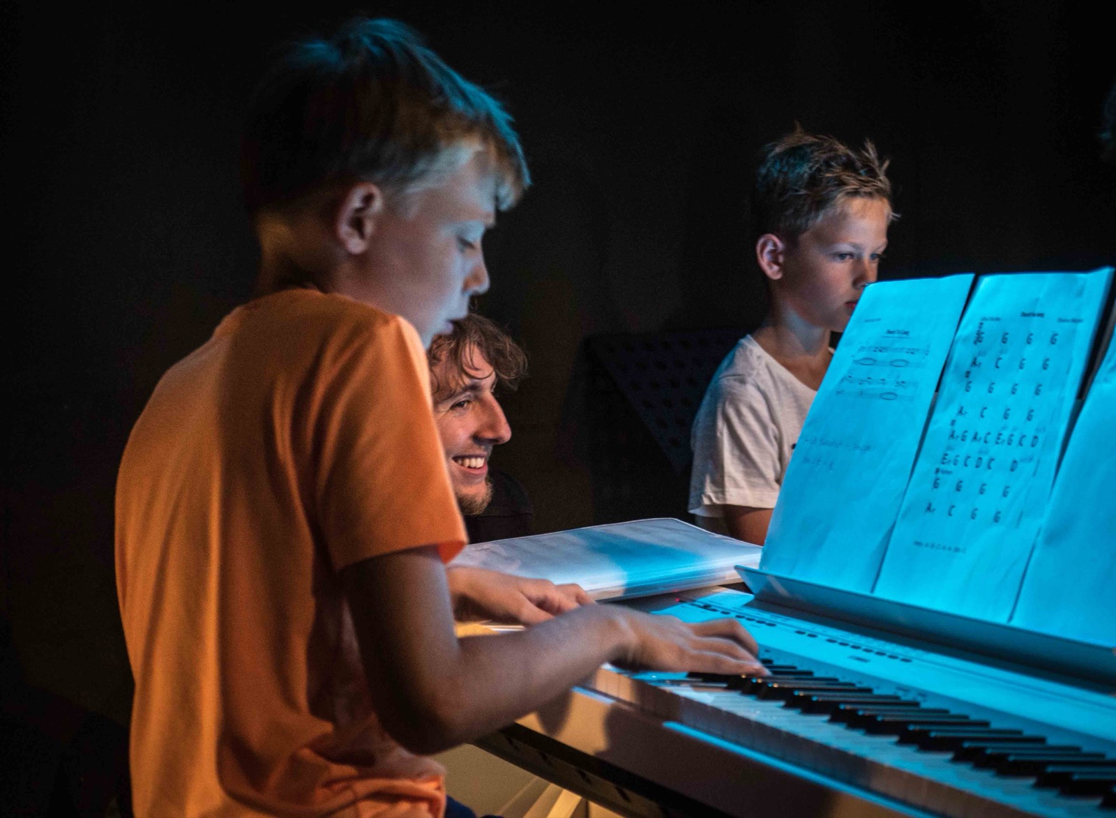 Keyboardles bij Popschool Your Song, in de les en op het podium