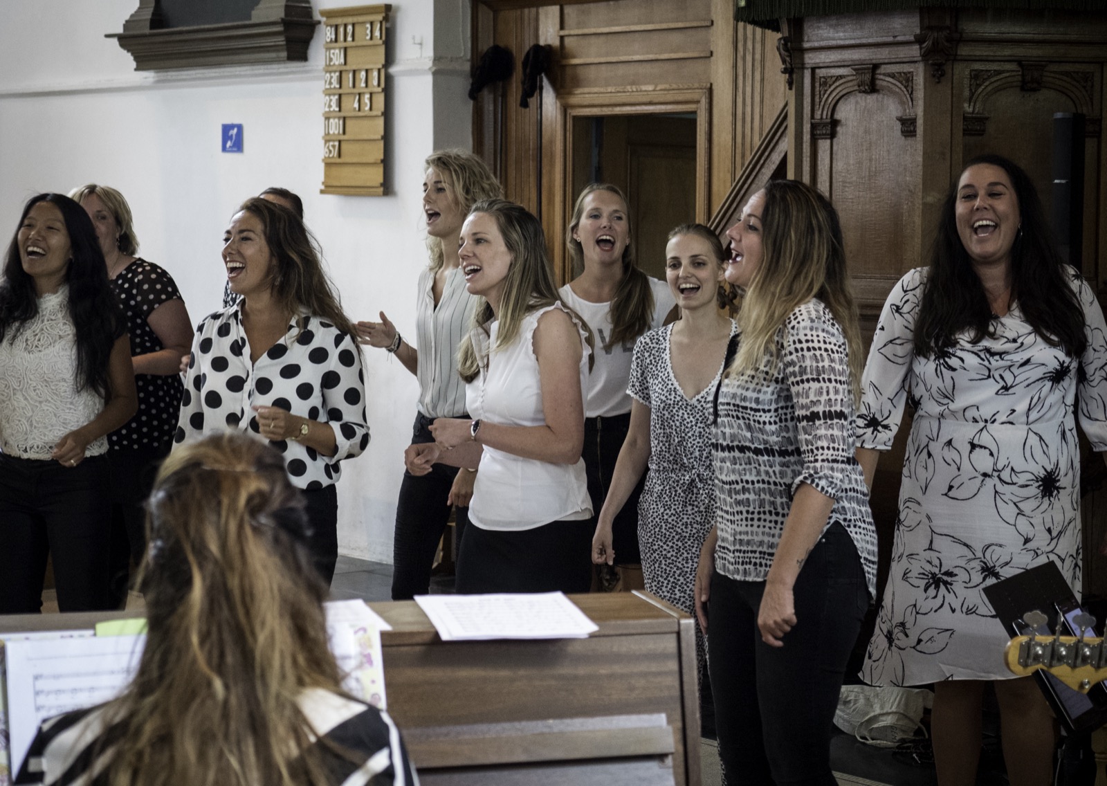 Popkoor bij Popschool Your Song, in de les en op het podium