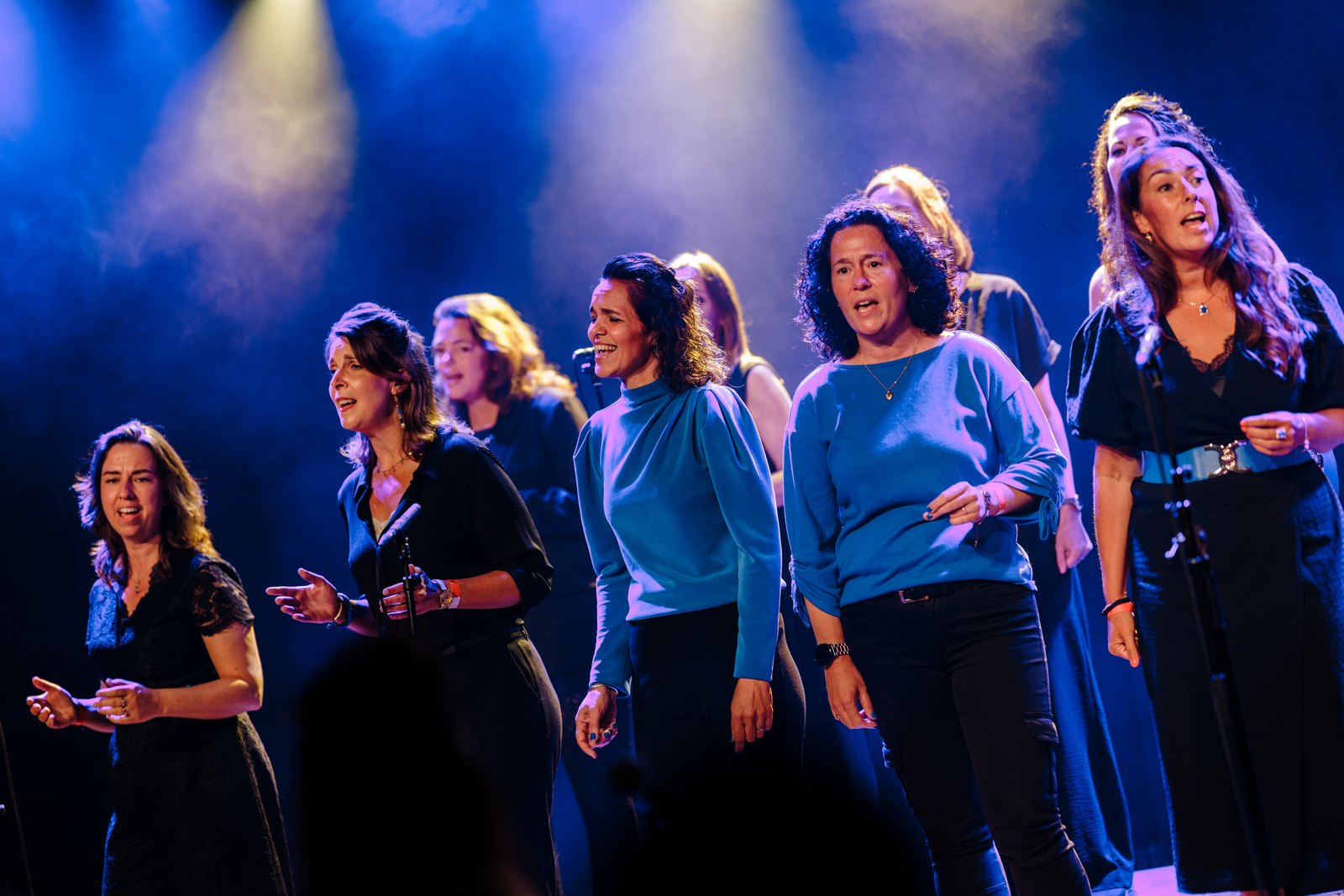 Popkoor bij Popschool Your Song, in de les en op het podium