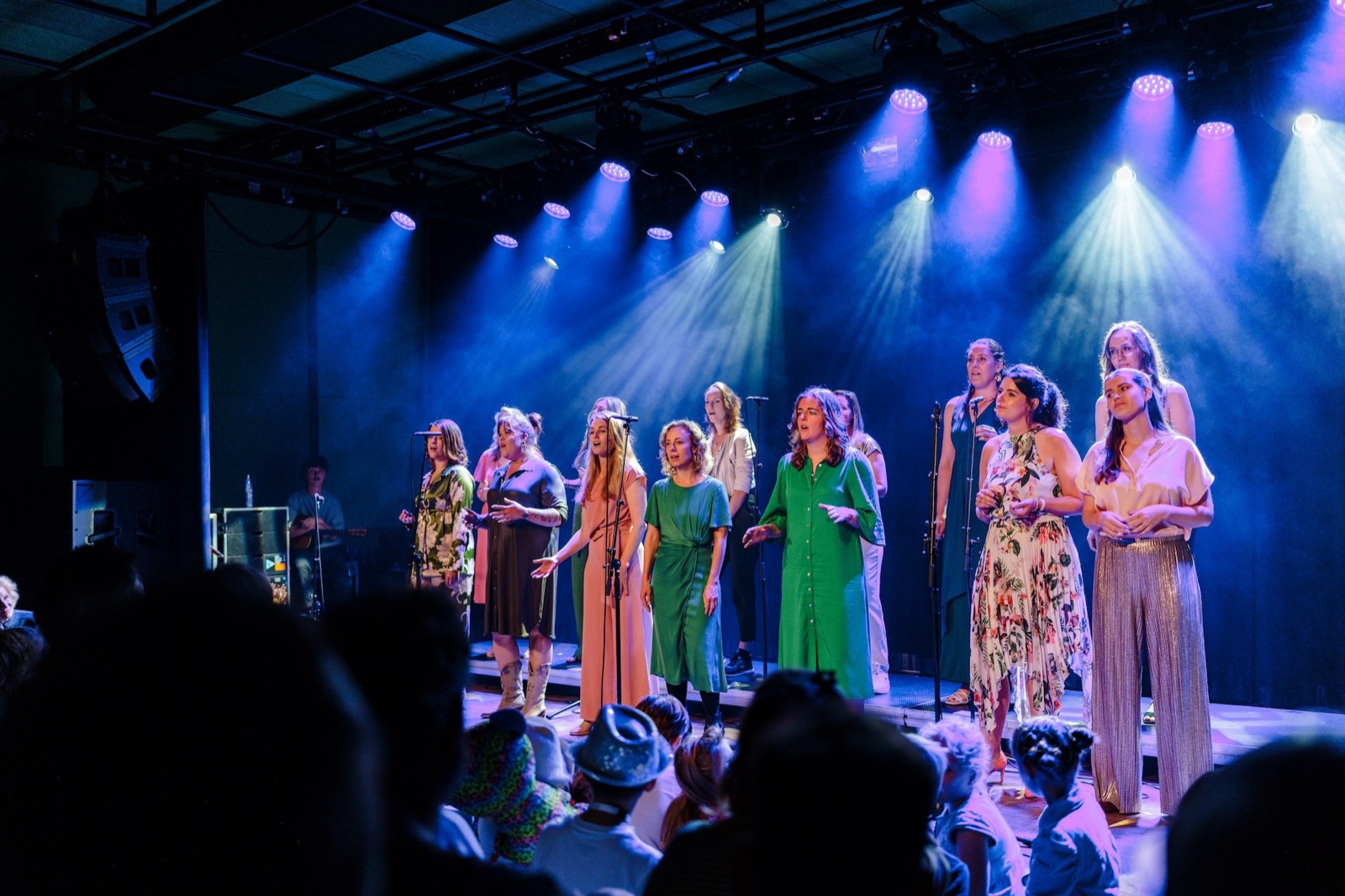 Popkoor bij Popschool Your Song, in de les en op het podium