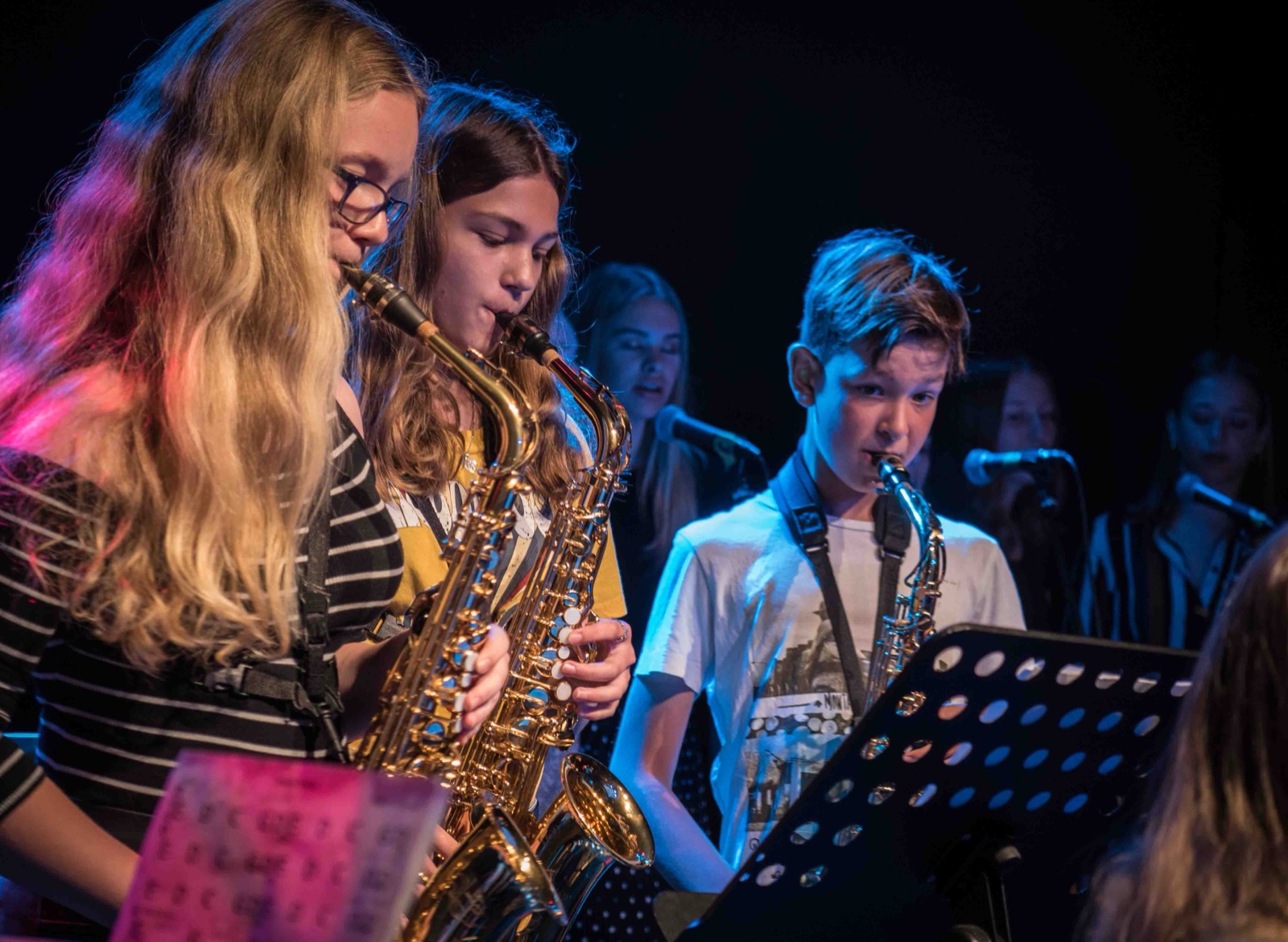 Saxofoonles bij Popschool Your Song, in de les en op het podium