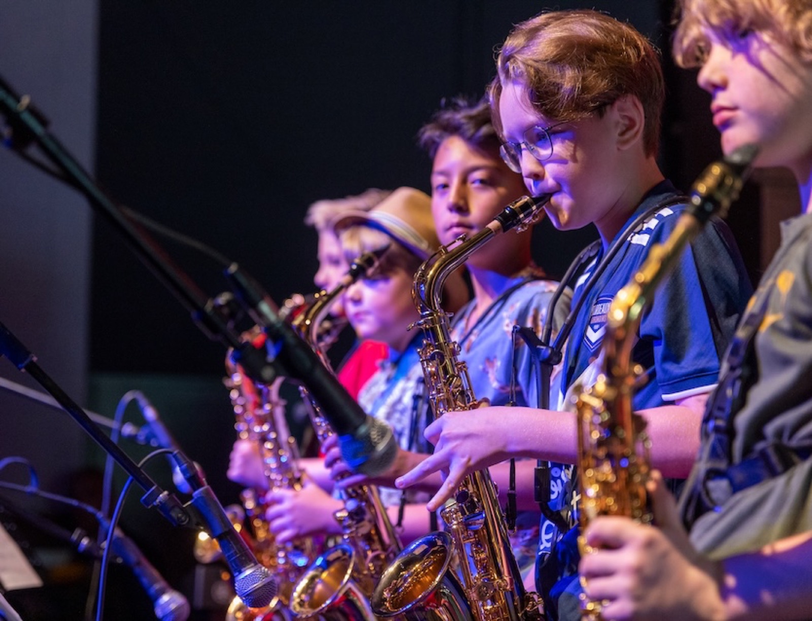 Saxofoonles bij Popschool Your Song, in de les en op het podium