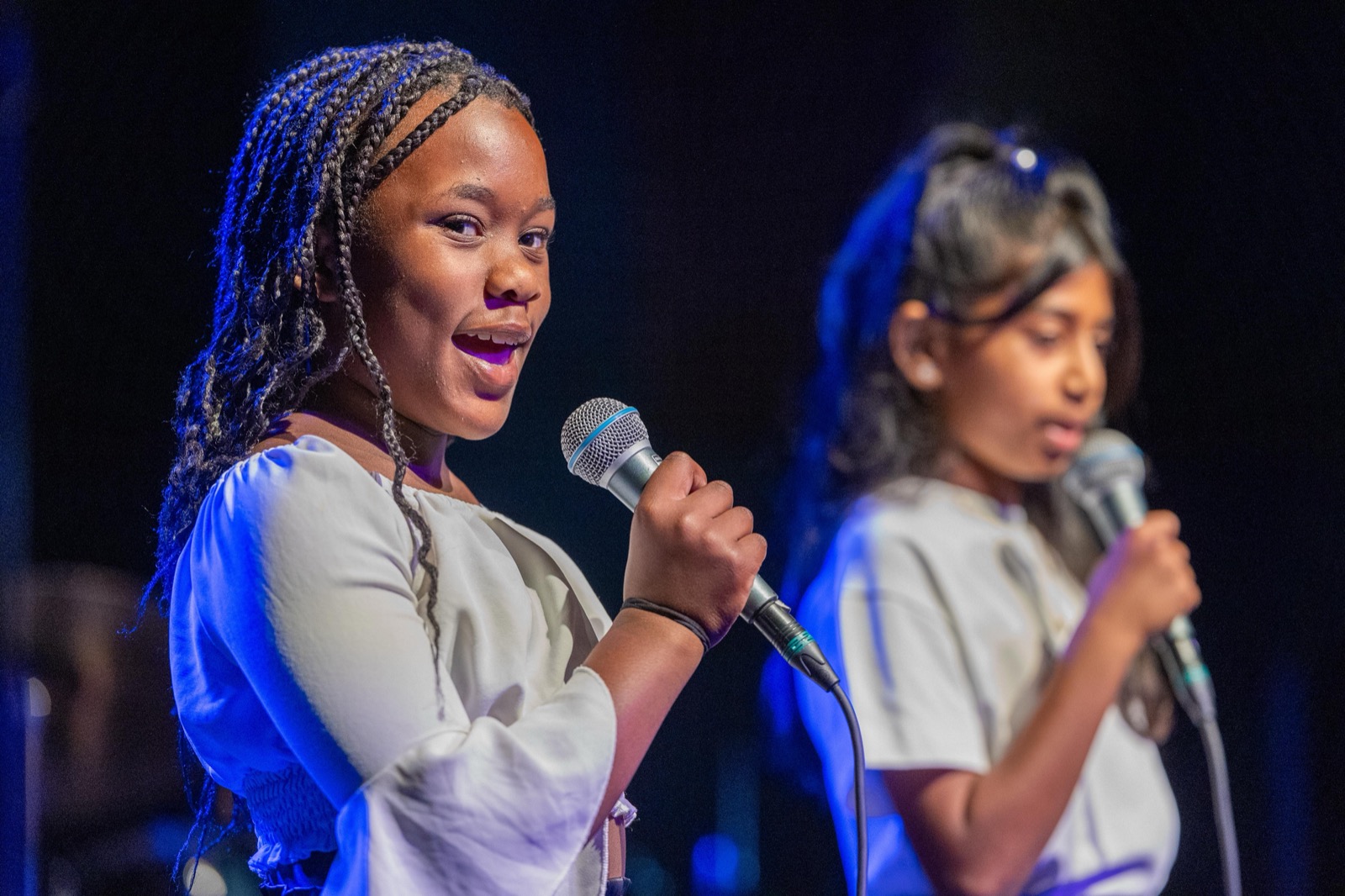 Zangles bij Popschool Your Song, in de les en op het podium