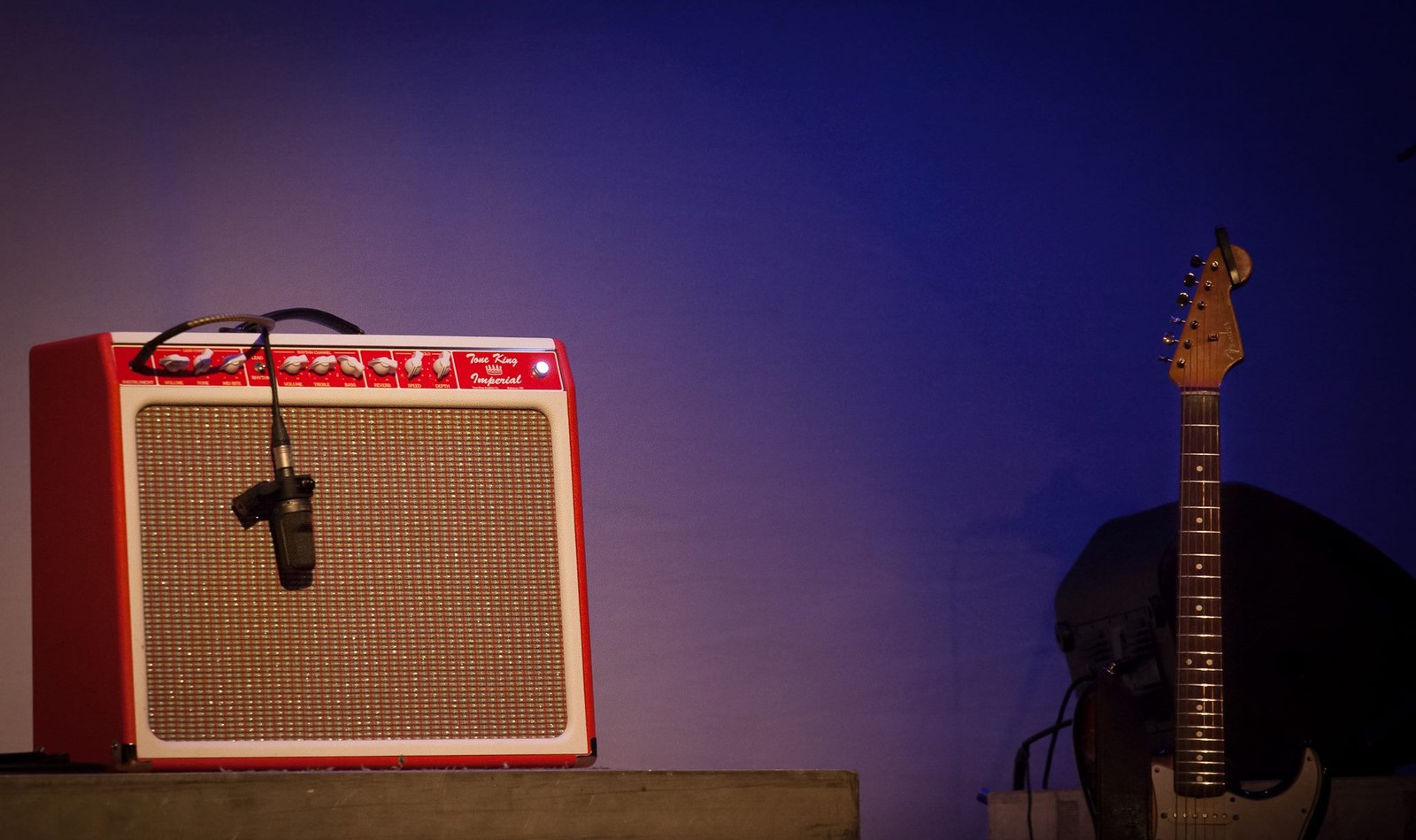 Gitaarversterker en elektrische gitaar klaar op het podium